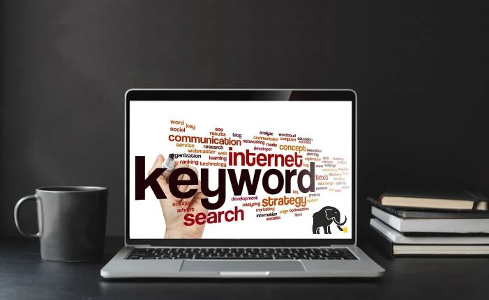 A análise de palavra-chave é uma técnica utilizada em SEO para identificar as palavras-chave mais relevantes e competitivas para um determinado nicho de mercado. Existem diversas ferramentas que auxiliam nesse processo, como o Google AdWords Keyword Planner, o SEMrush, o Ahrefs e o Moz Keyword Explorer. Essas ferramentas permitem analisar a demanda por determinadas palavras-chave, a concorrência por elas, o volume de buscas e outras informações relevantes para otimizar o conteúdo de um site em torno dessas palavras-chave.